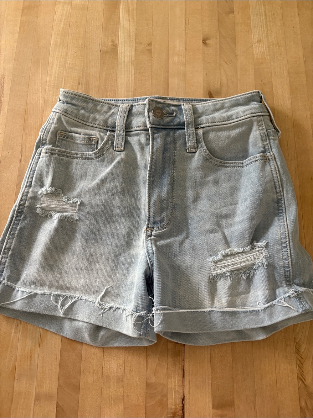 Hollister Women's Size 0/00 Light Wash Distressed Denim Jean Shorts
